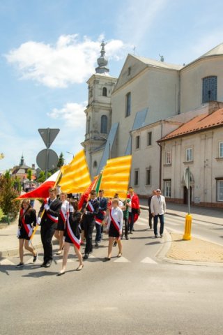Przemarsz uczestników Jubileuszu Szkoły